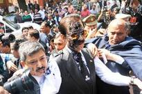 Man throws ink on Subrata Roys face, calls him 'thief'