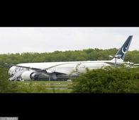 Two arrested after they tried to enter the cockpit of PIA plane